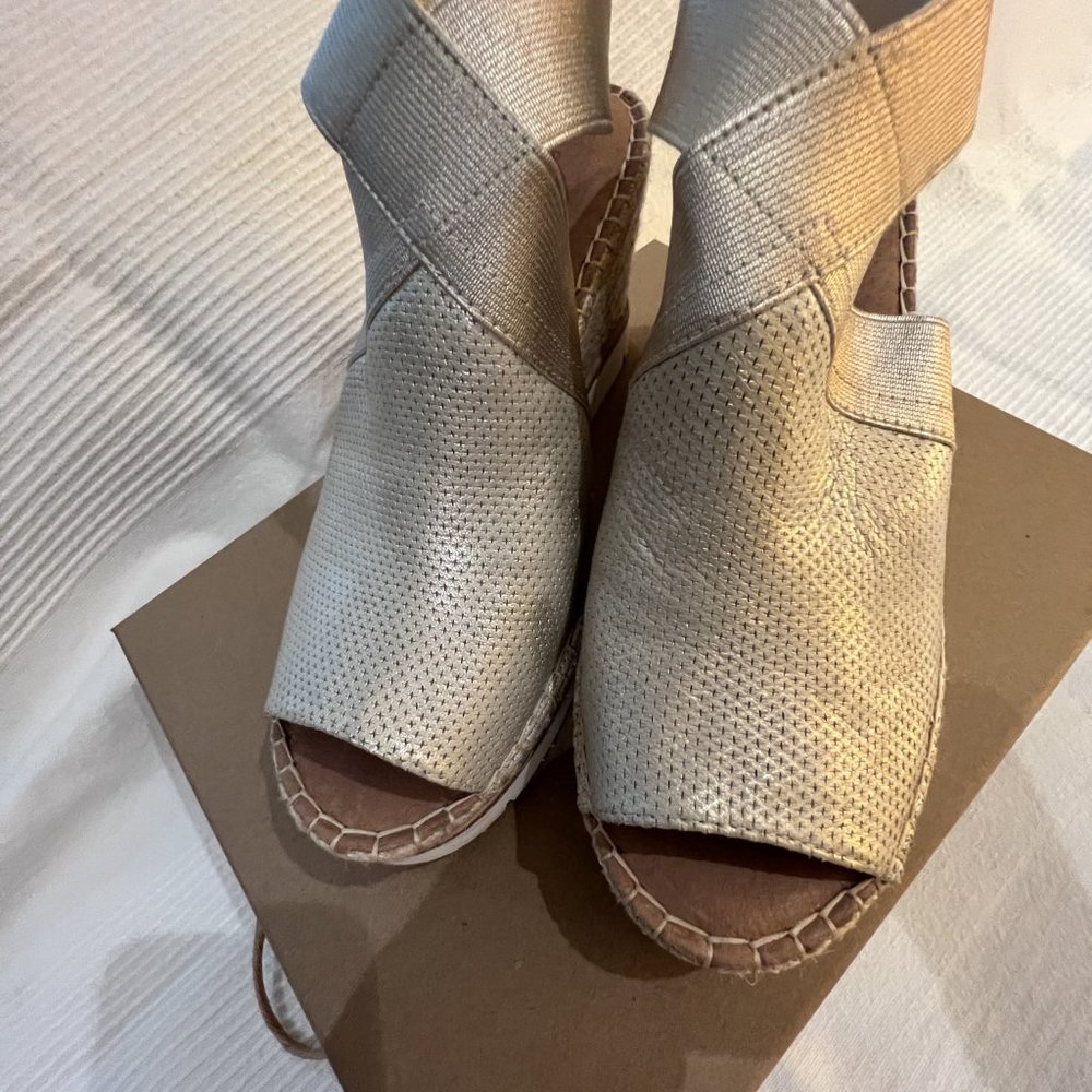 Classy golden wedge espadrille sandals